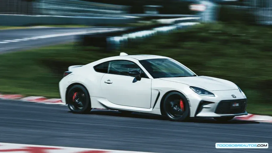 Diseño conceptual de como se vería el posible GR86 MX-5 híbrido.