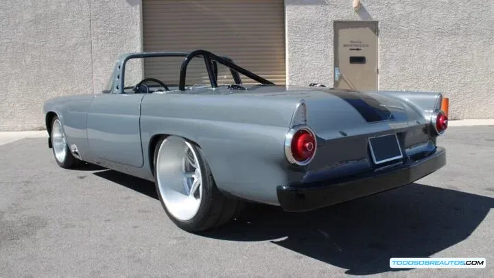 Ford Thunderbird 1955 Restomod Coyote V8, vista trasera tres cuartos