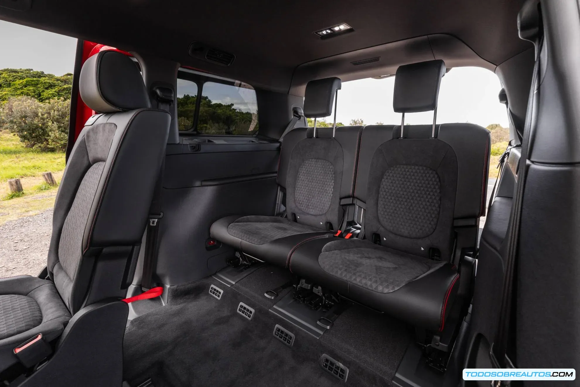 Volkswagen ID.Buzz GTX vista lateral, mostrando su longitud y las llantas de 21 pulgadas.