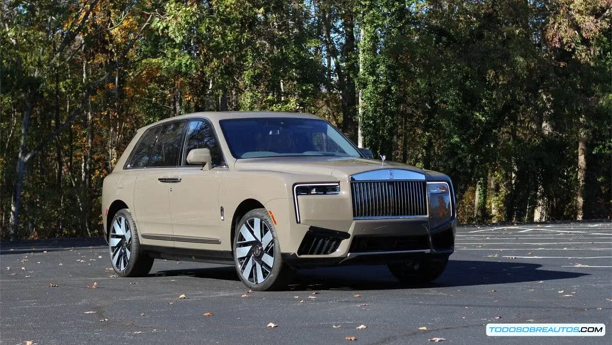 Rolls-Royce Cullinan Cosmos Exterior Arabescato Perlado