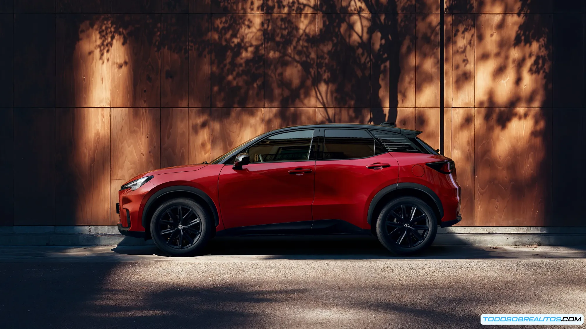 Lexus LBX Vibrant Edition en un entorno urbano.