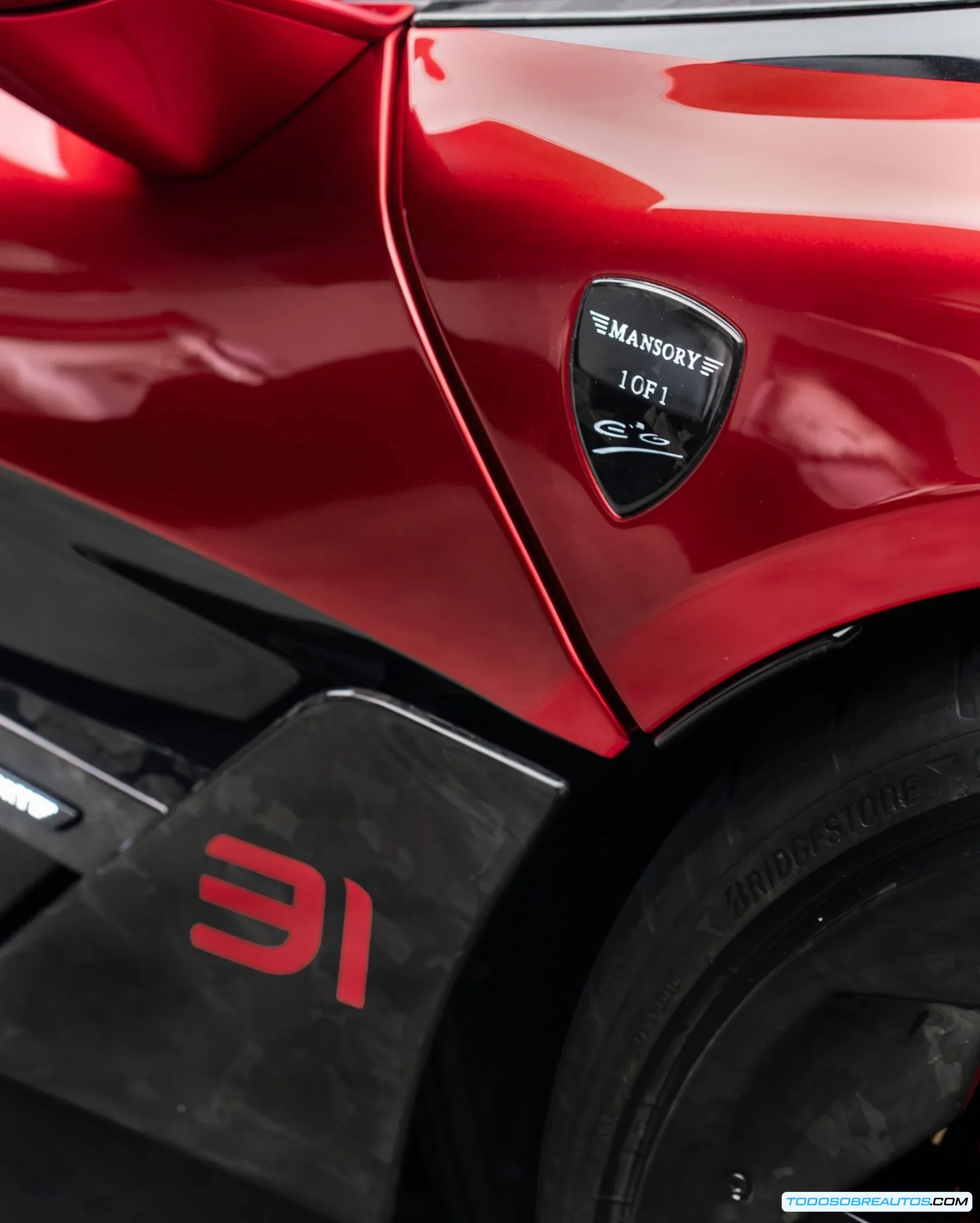 Detalle de la carrocería modificada del Mansory Initiate, resaltando los cambios estéticos y aerodinámicos.