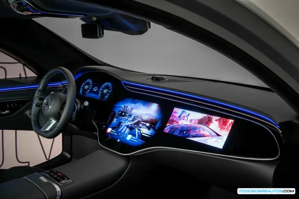 Interior de un Mercedes con el nuevo sistema MBOS 5 mostrando una interfaz que combina elementos táctiles y físicos.