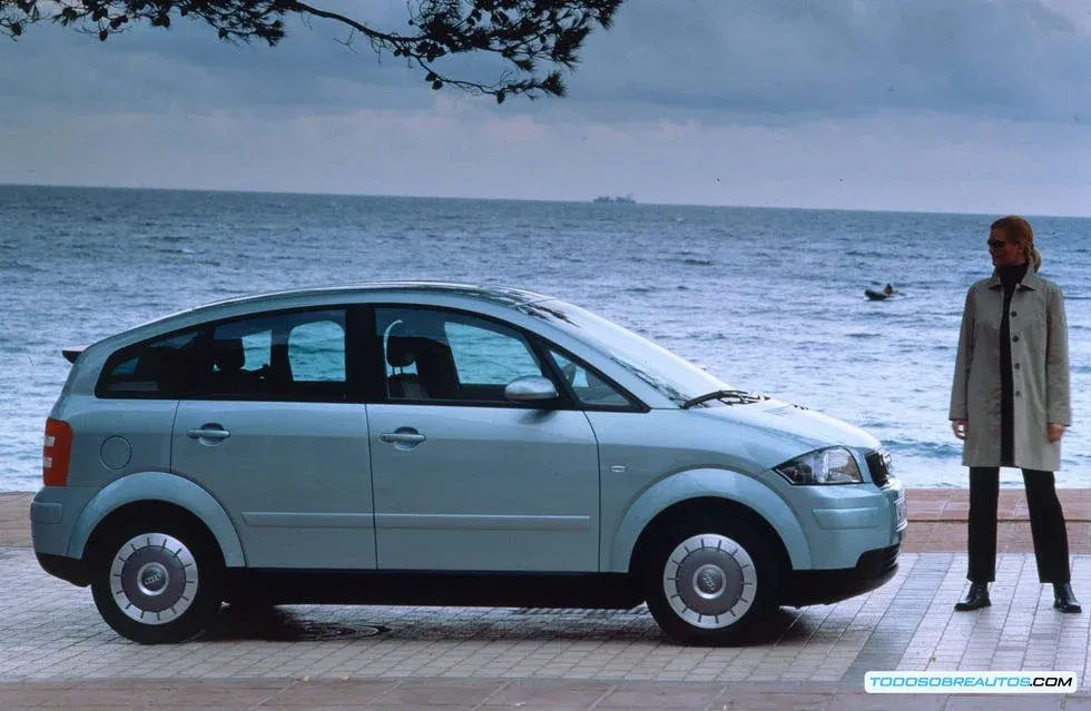 Vista lateral del Audi A2, mostrando su diseño monovolumen