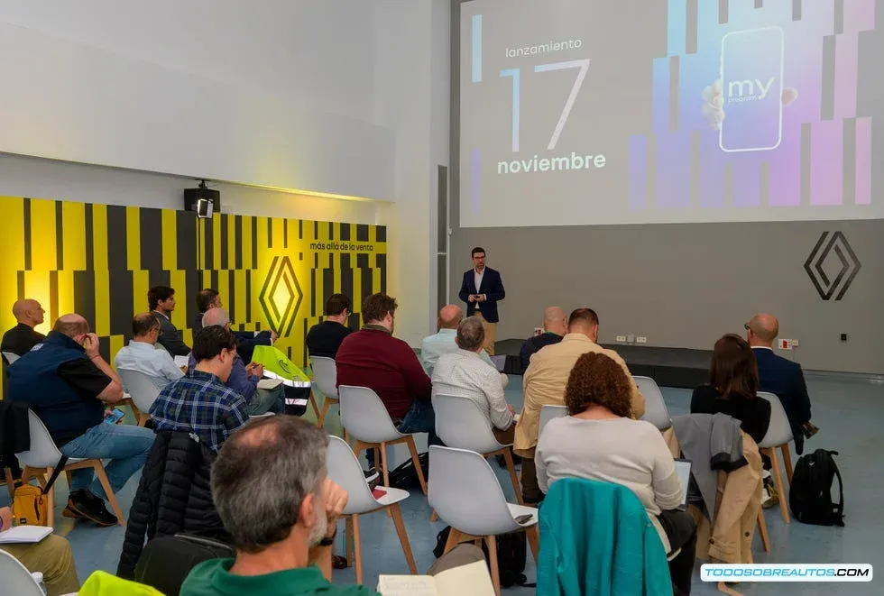 Almacén del Centro de Distribución Renault Apolo, mostrando la organización y la tecnología.