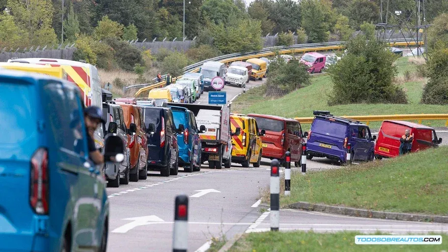 Caravana de Ford Transit rompiendo el récord Guinness