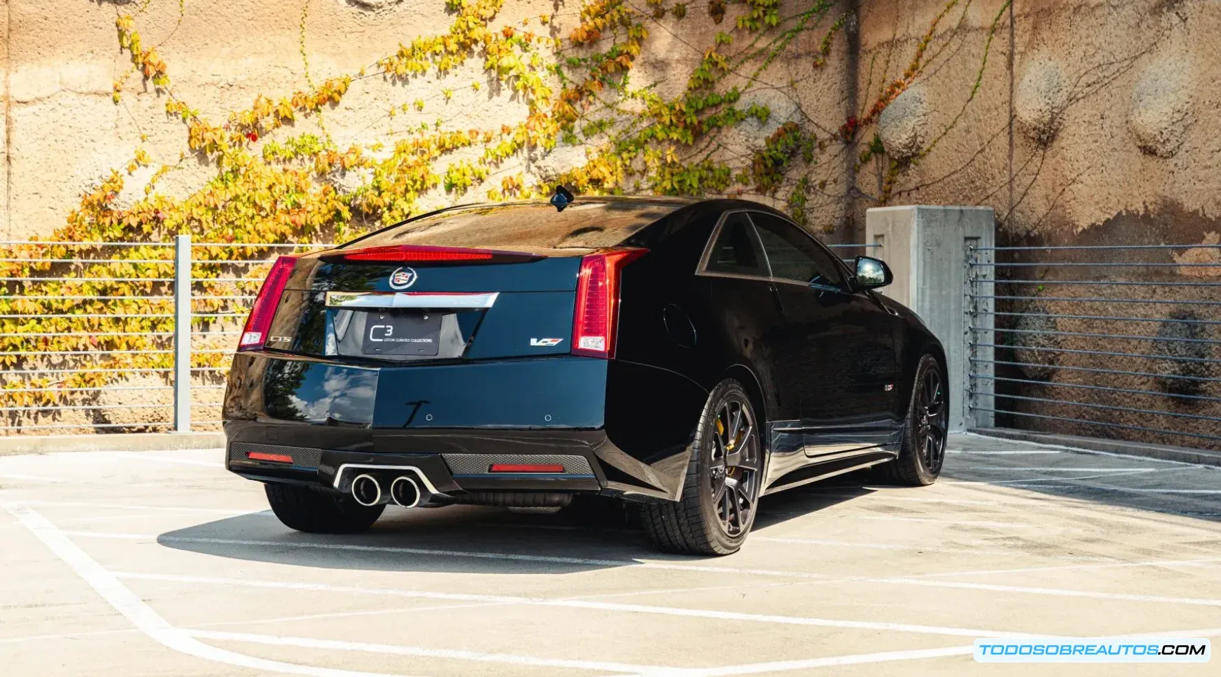 Vista lateral del Cadillac CTS-V Coupe 2014.