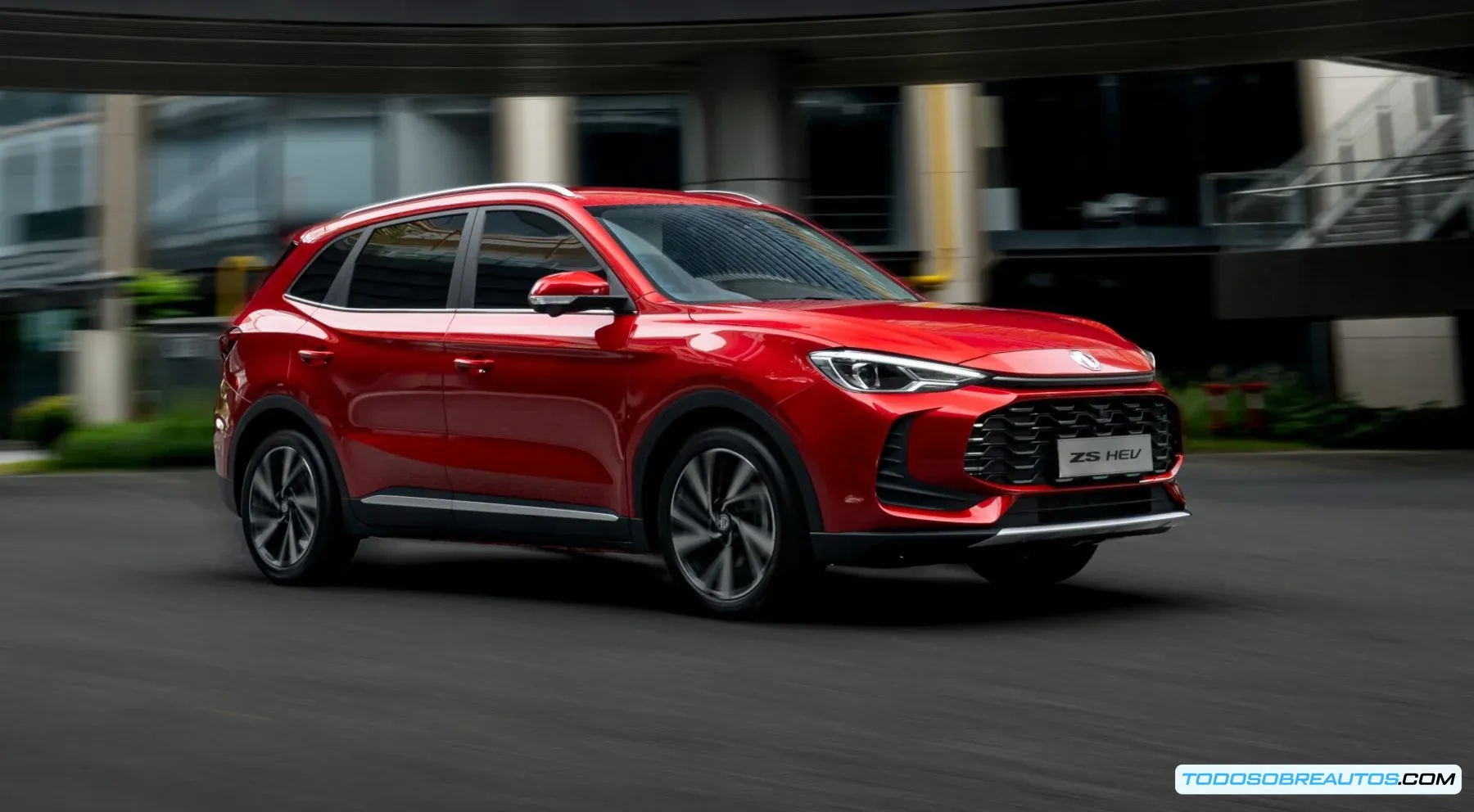 MG ZS Híbrido circulando por una carretera.