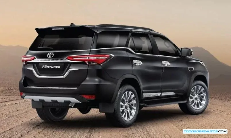 Interior de la Toyota Fortuner Leader Edition con detalles en granate