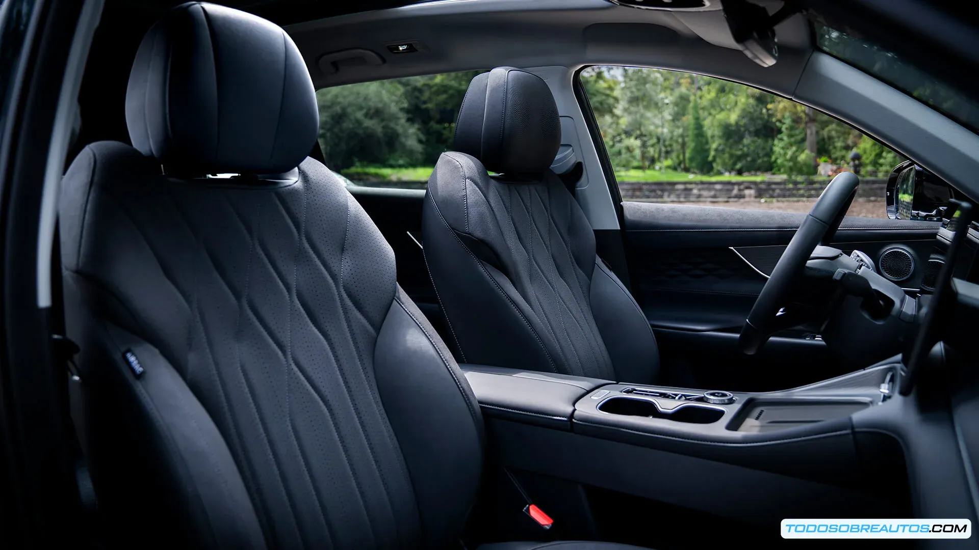 Interior del Chirey Tiggo 8 PHEV CSH 2026 mostrando los asientos y el descansa brazos