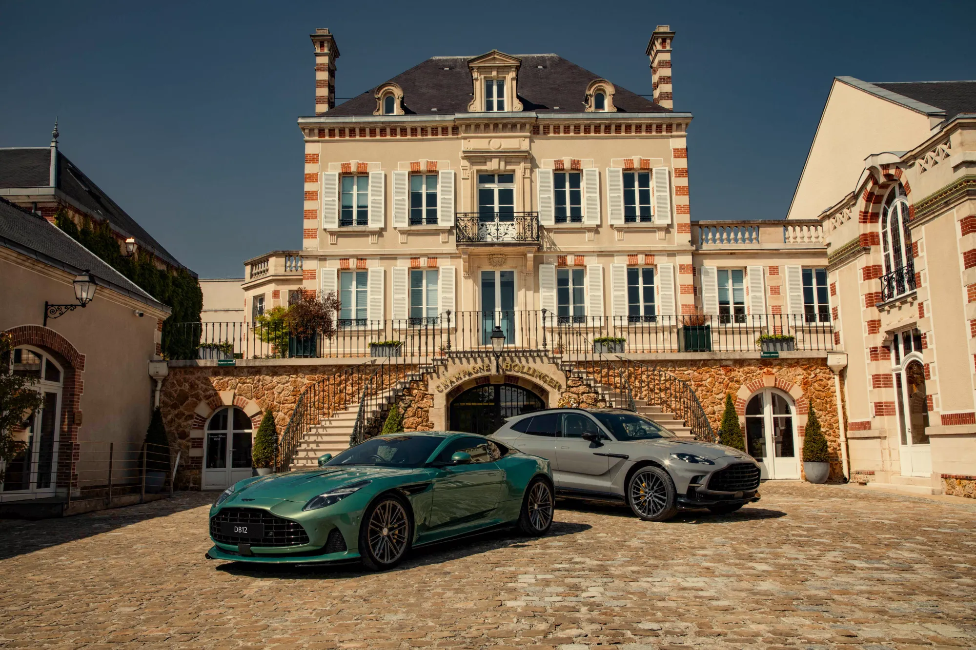 Vehículo Aston Martin y Bollinger: