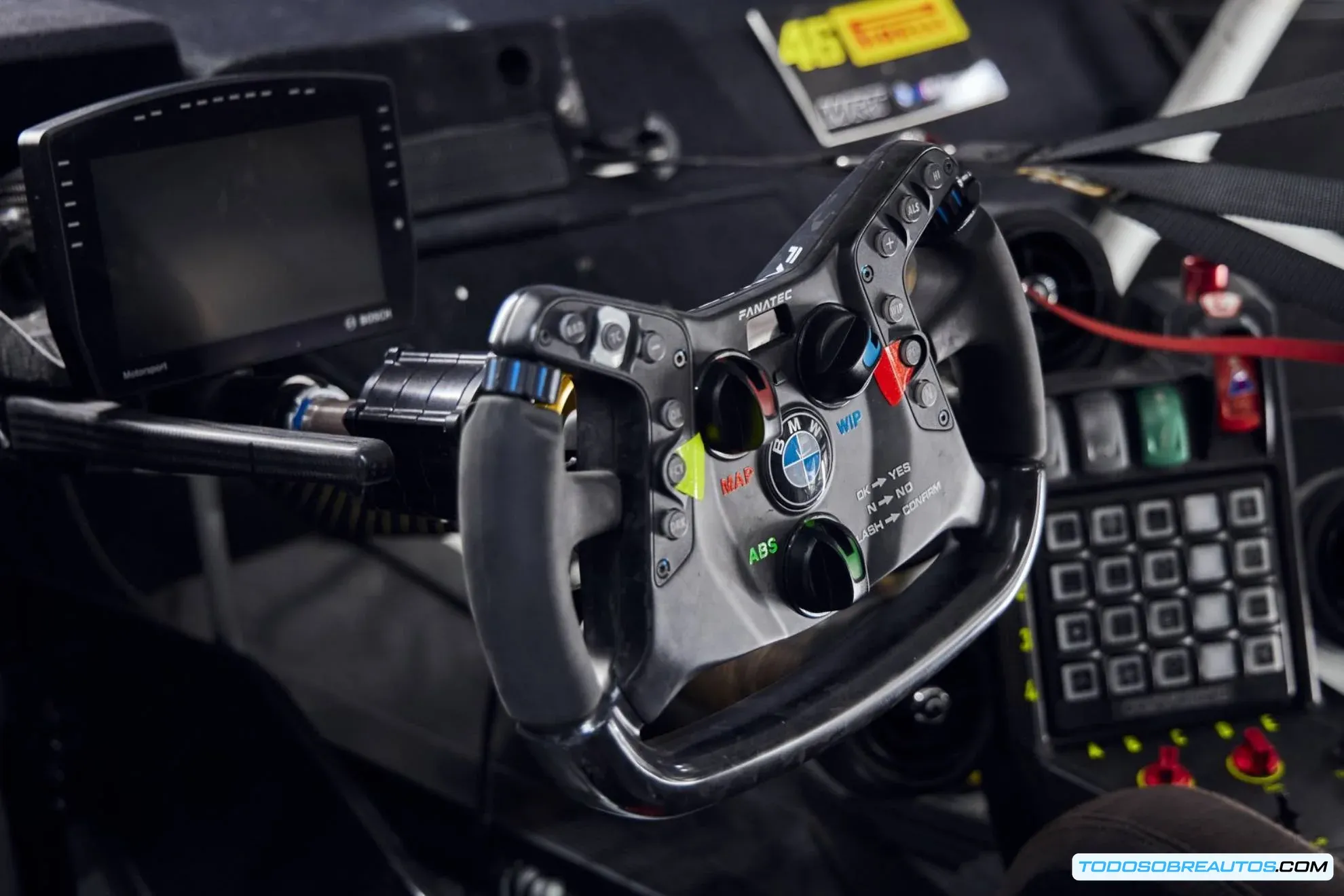 Primer plano del BMW M4 GT3 mostrando detalles de su diseño
