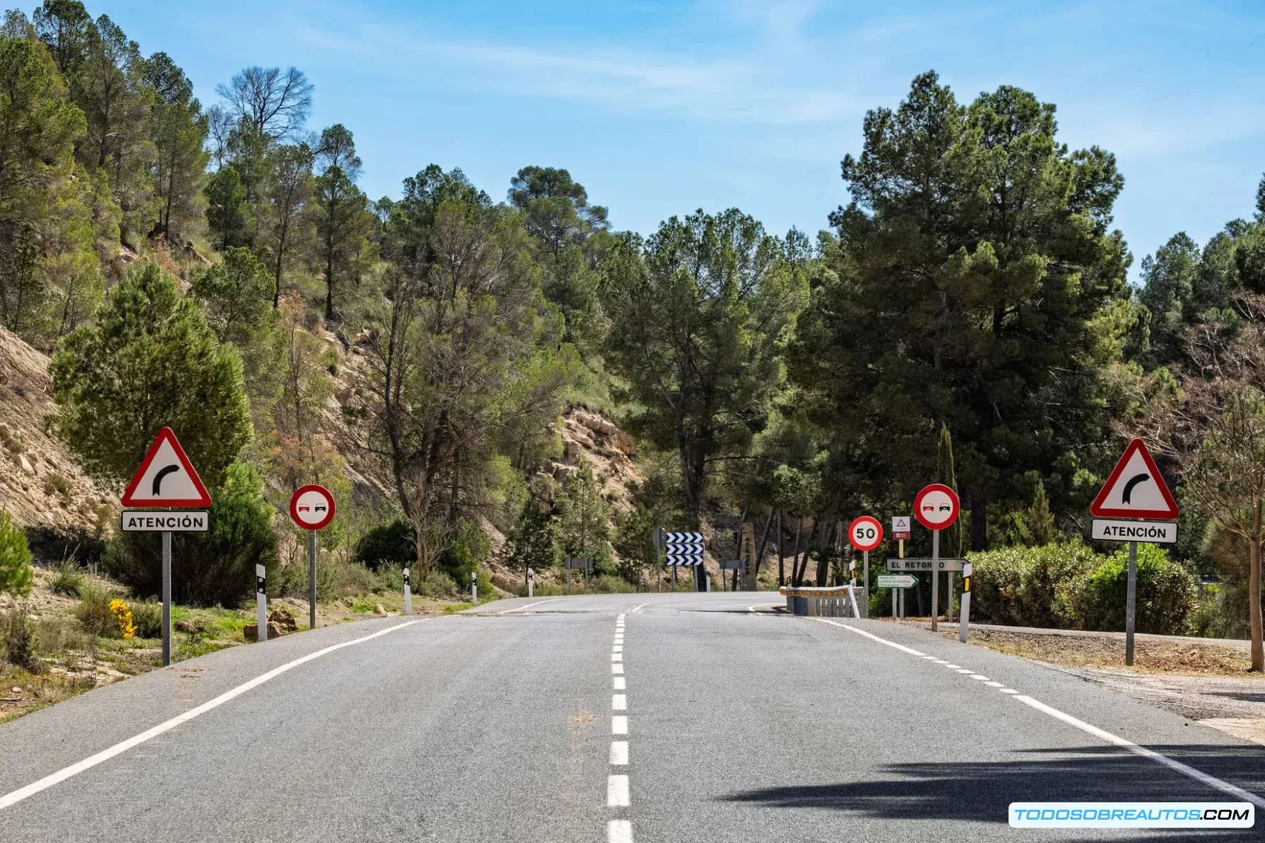 Imagen de una carretera española con señales de tráfico claras y variadas.