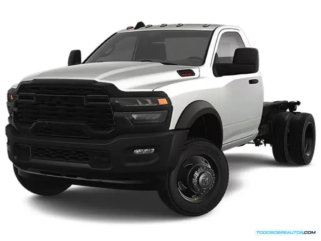 Vista lateral de la Ram 4000 2026 mostrando su longitud y robustez.