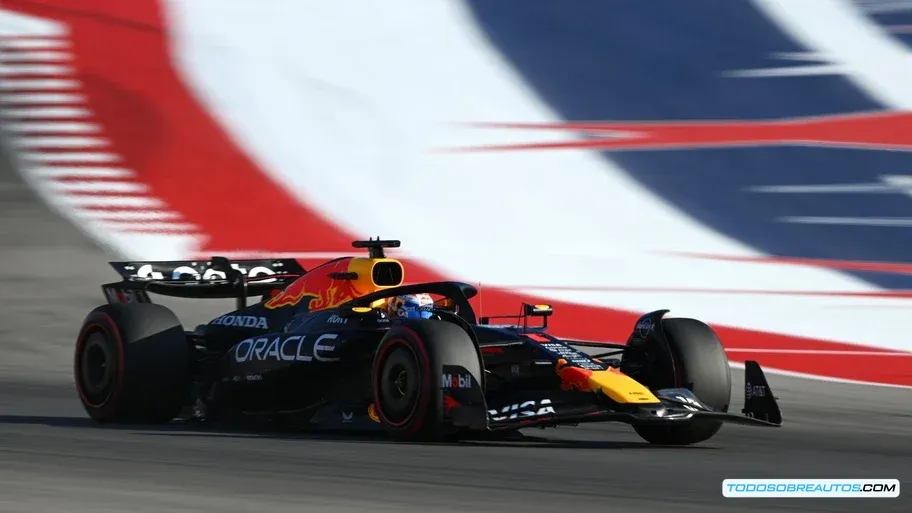 Lando Norris y Oscar Piastri compitiendo durante el Gran Premio.