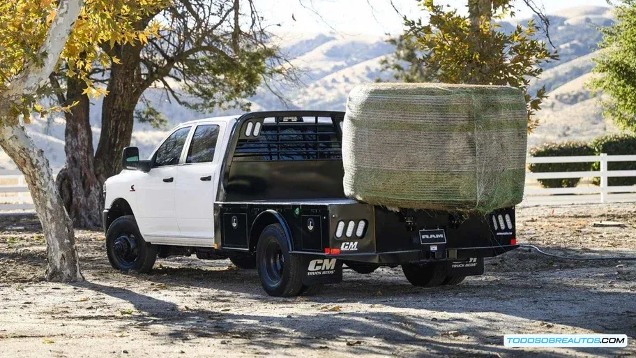 Ram 4000 2026 transportando carga pesada en un entorno de trabajo.