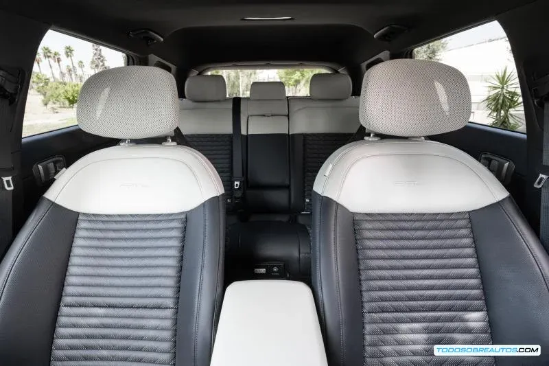 Interior del Kia EV4 mostrando la triple pantalla panorámica