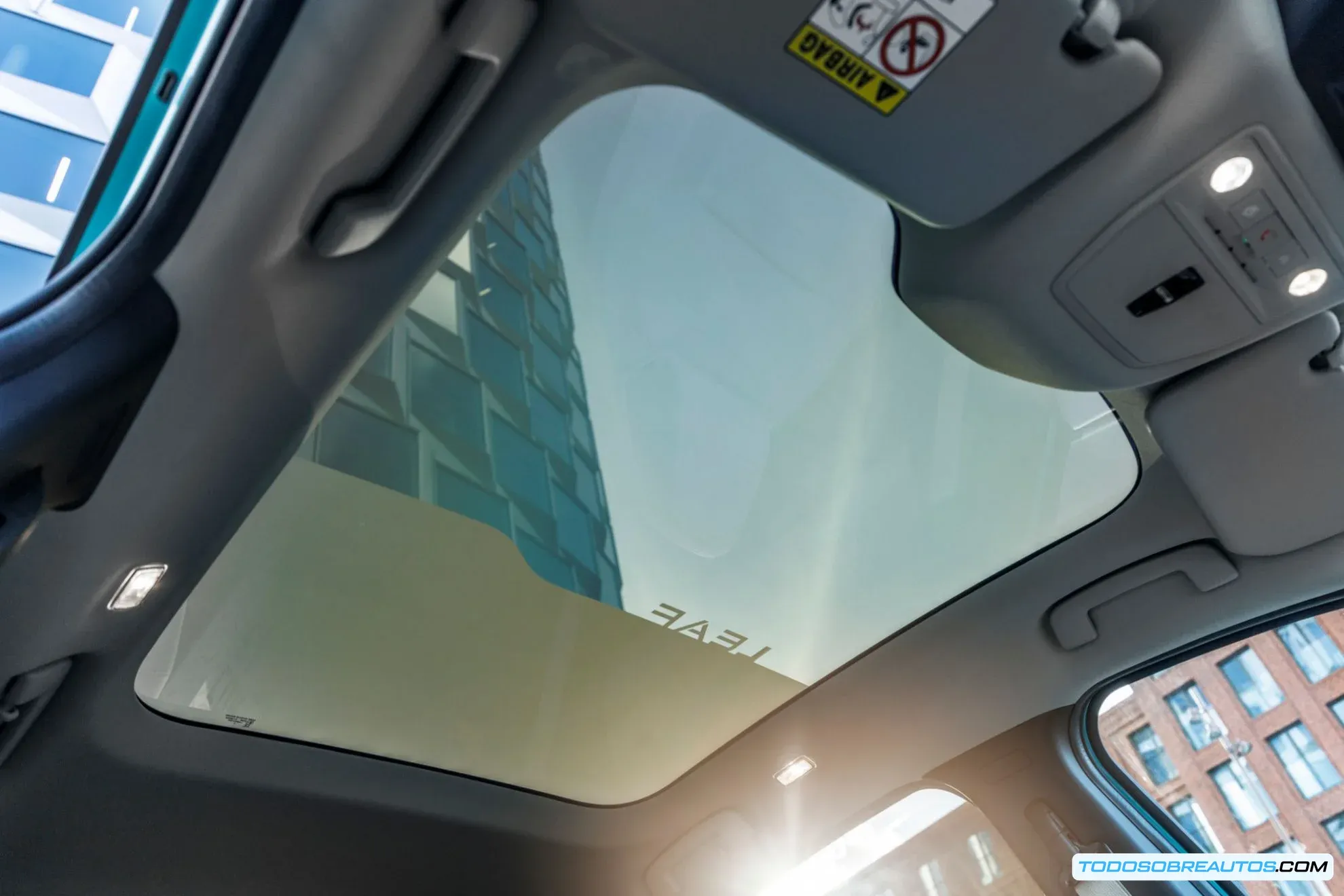 Interior del Nissan Leaf 2026 con las pantallas de infoentretenimiento