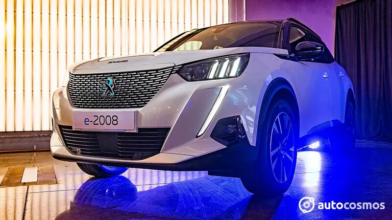 Peugeot acelera su estrategia de electrificación con la llegada del e-2008 a Chile