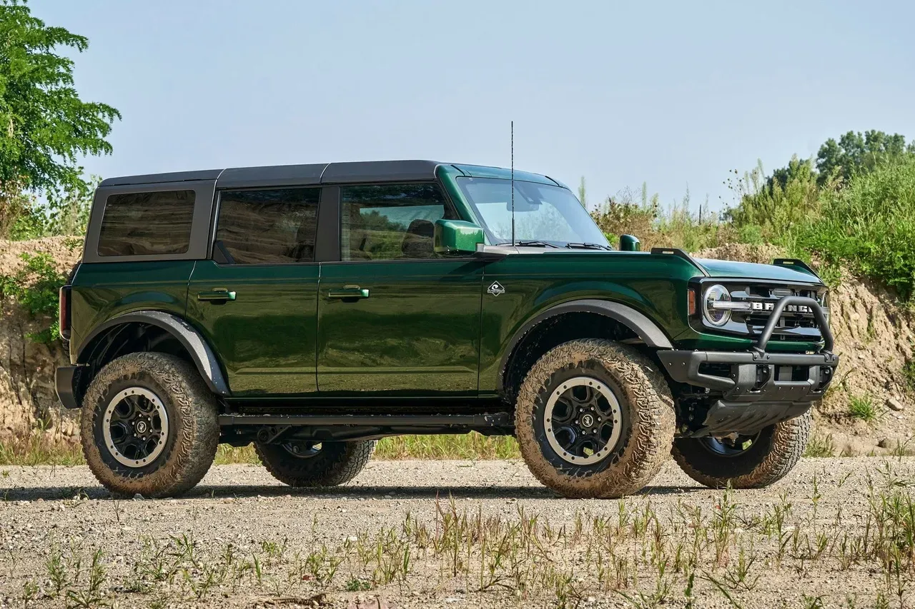 Vehículo Verde Ford Bronco 2025