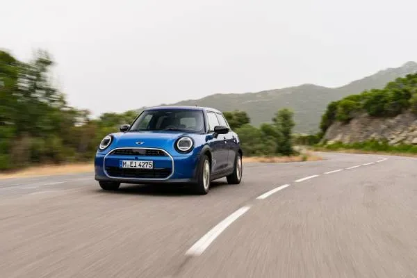 Vehículo Azul MINI en el Japan Mobility Show 2025