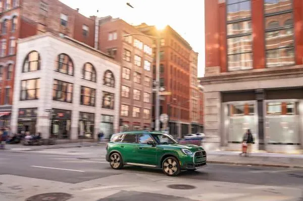 Vehículo verde MINI en el Japan Mobility Show 2025
