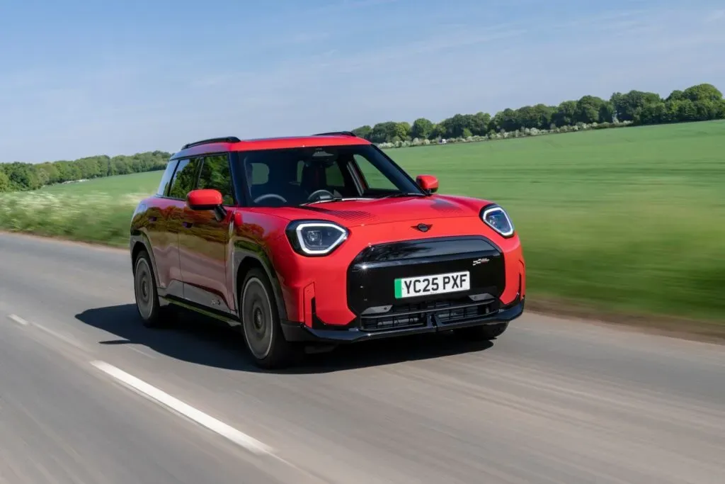 MINI y Paul Smith presentan una nueva edición especial en el Japan Mobility Show 2025