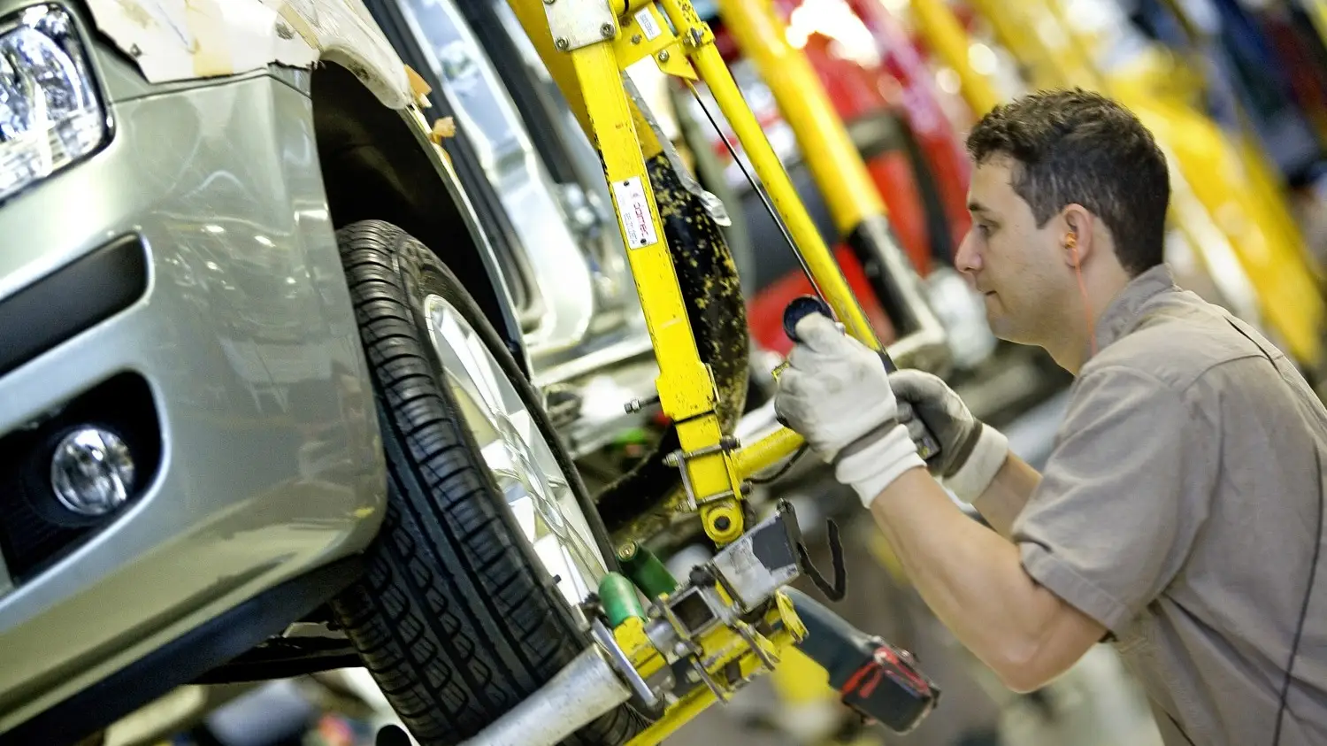 Sector automotriz en picada: por la recesión, seis empresas frenaron la producción