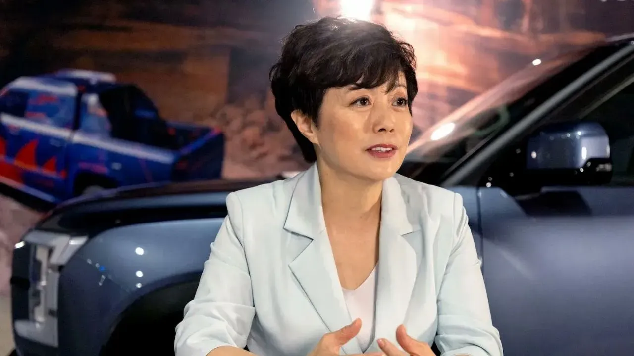 Stella Li, vicepresidenta de BYD, preocupada por la guerra que ellos empezaron