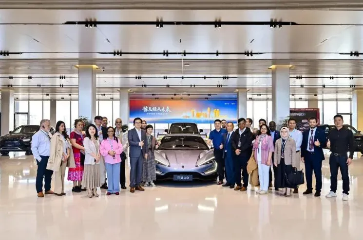 Diplomáticos de varios países prueban en conducción a BYD