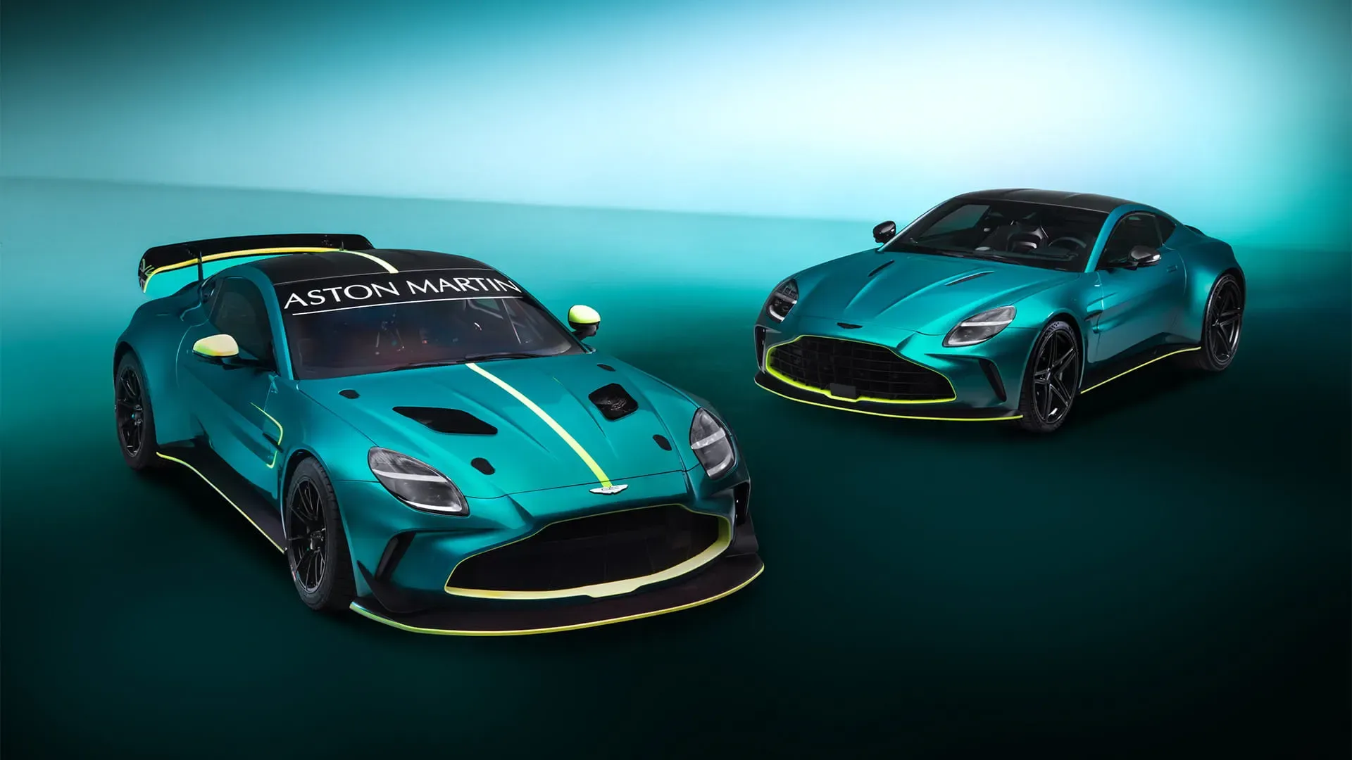 Dos vehículos Aston Martin