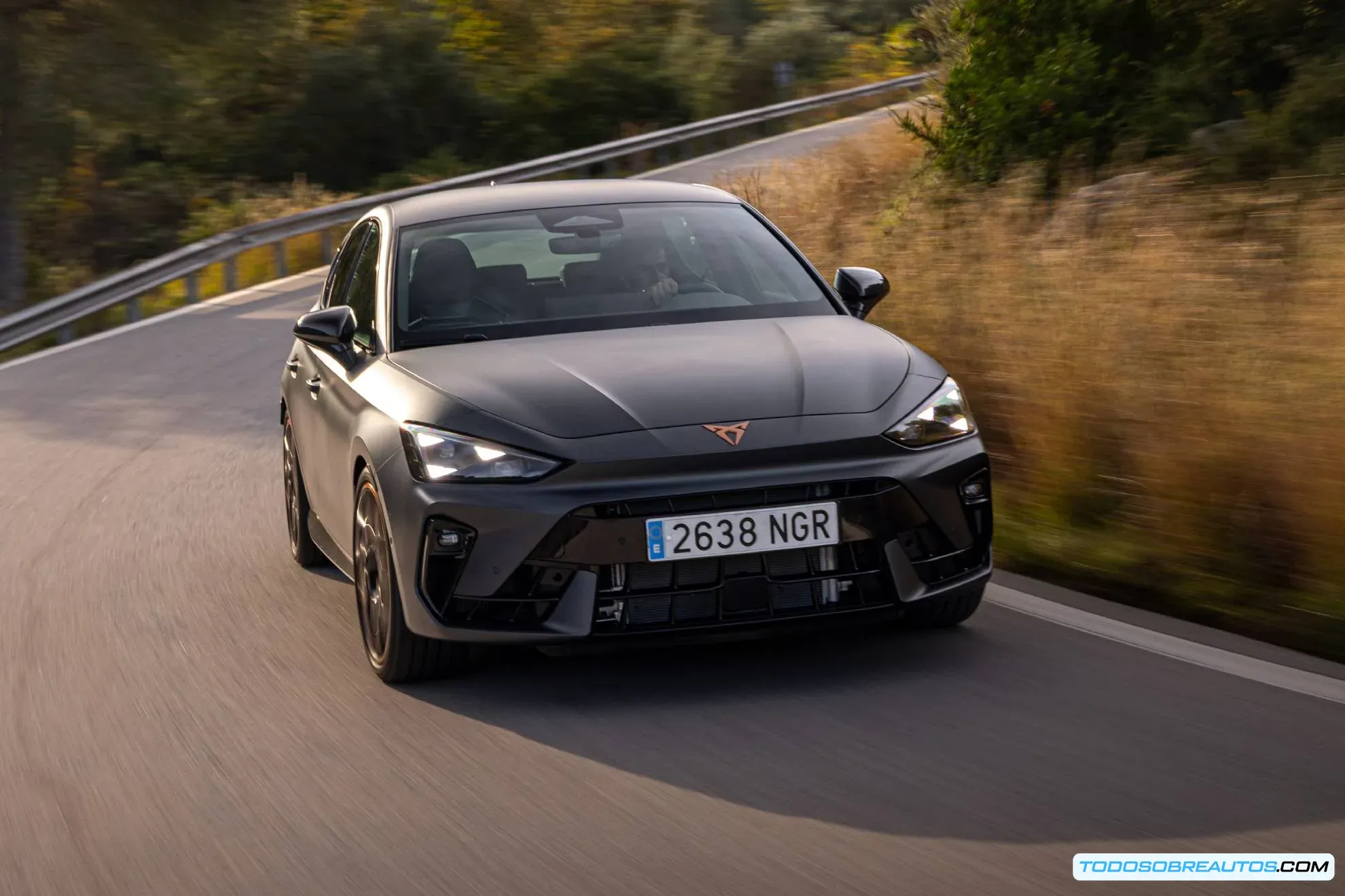 Cupra León VZ en una pista, resaltando su dinamismo y deportividad.