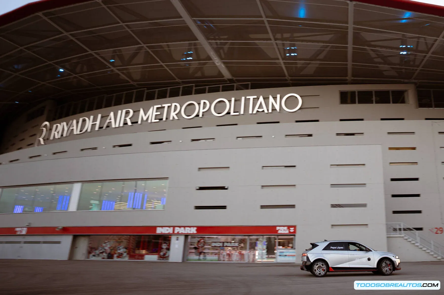 Jugadores del Atlético de Madrid probando el Hyundai Ioniq 5 N.