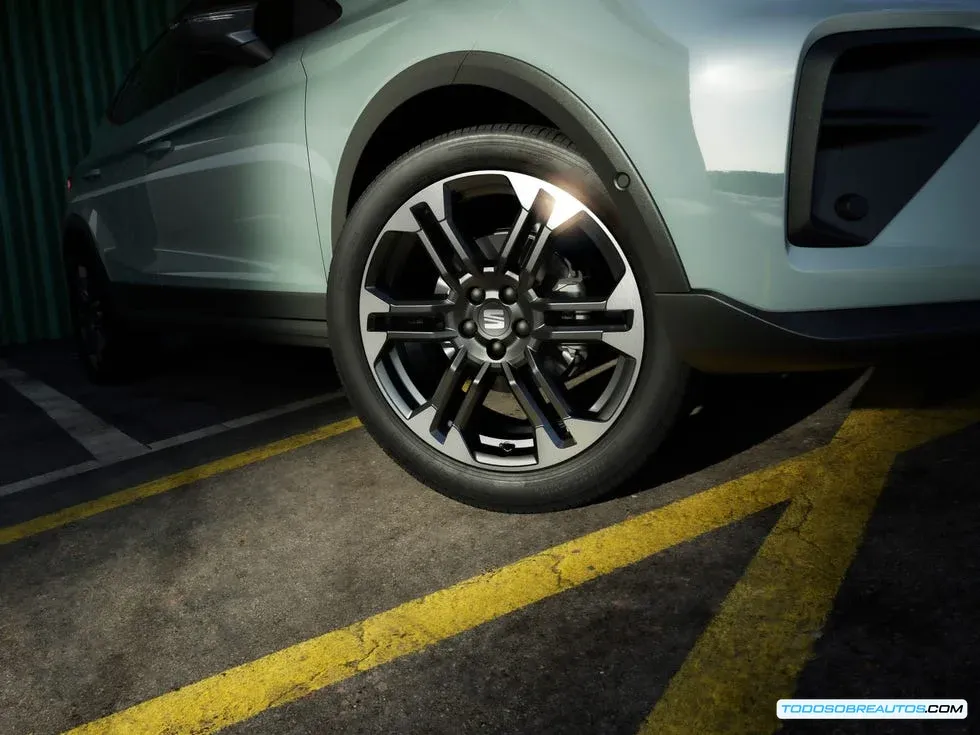 Detalle del frontal del Seat Arona 2026, mostrando la nueva parrilla, faros Full LED y paragolpes rediseñado.