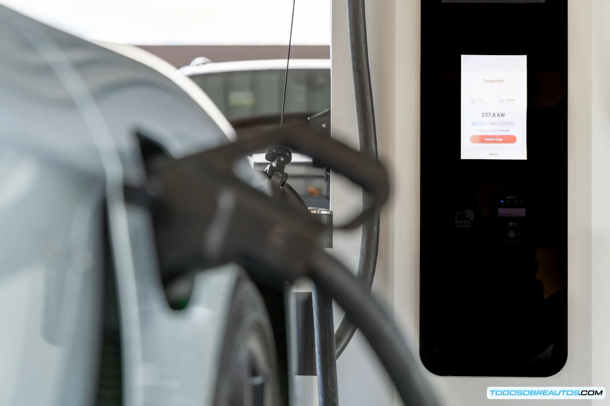 Gráfico que ilustra la eficiencia de la carga rápida con una batería alrededor del 10%.