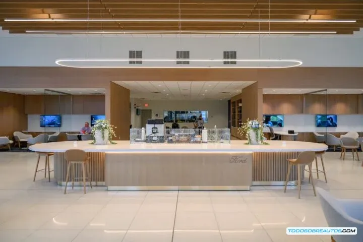 Zona de espera en un concesionario Ford Signature 2.0 con personal atento y un ambiente relajado.