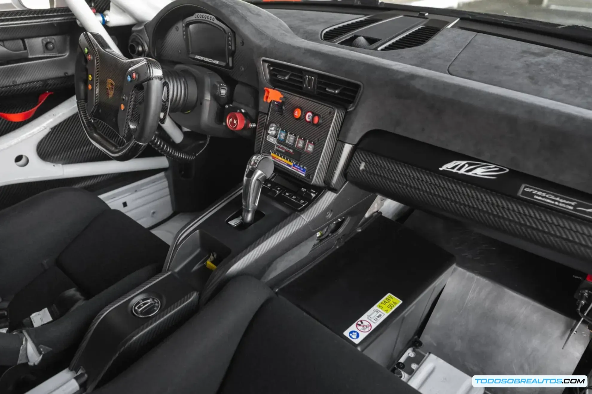 Vista lateral del Porsche 911 GT2 RS Clubsport mostrando su aerodinámica.