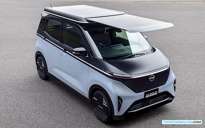 Nissan Sakura con el Ao-Solar Extender completamente desplegado, mostrando la extensión del panel solar.