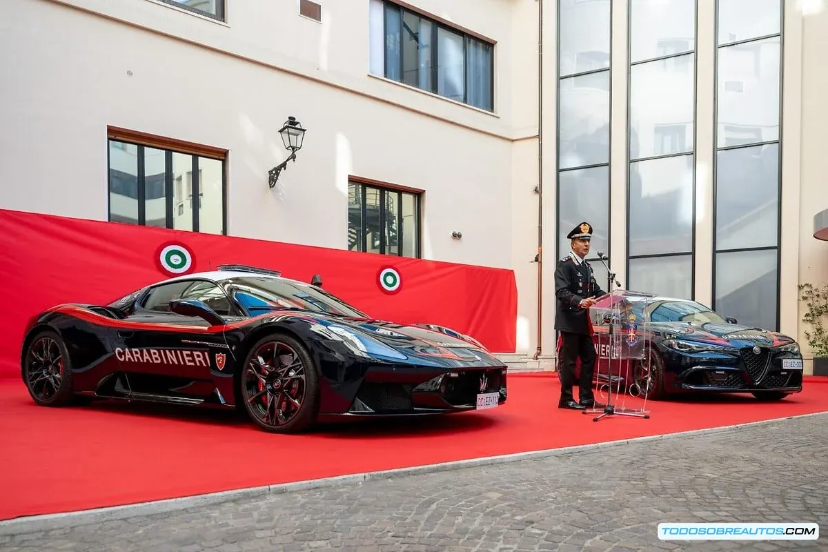 Maserati MC20 de la Gendarmería italiana en acción