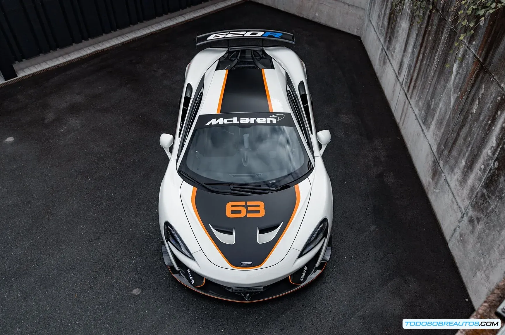 Felix Baumgartner conduciendo un coche de carreras en Nürburgring con el número 63.