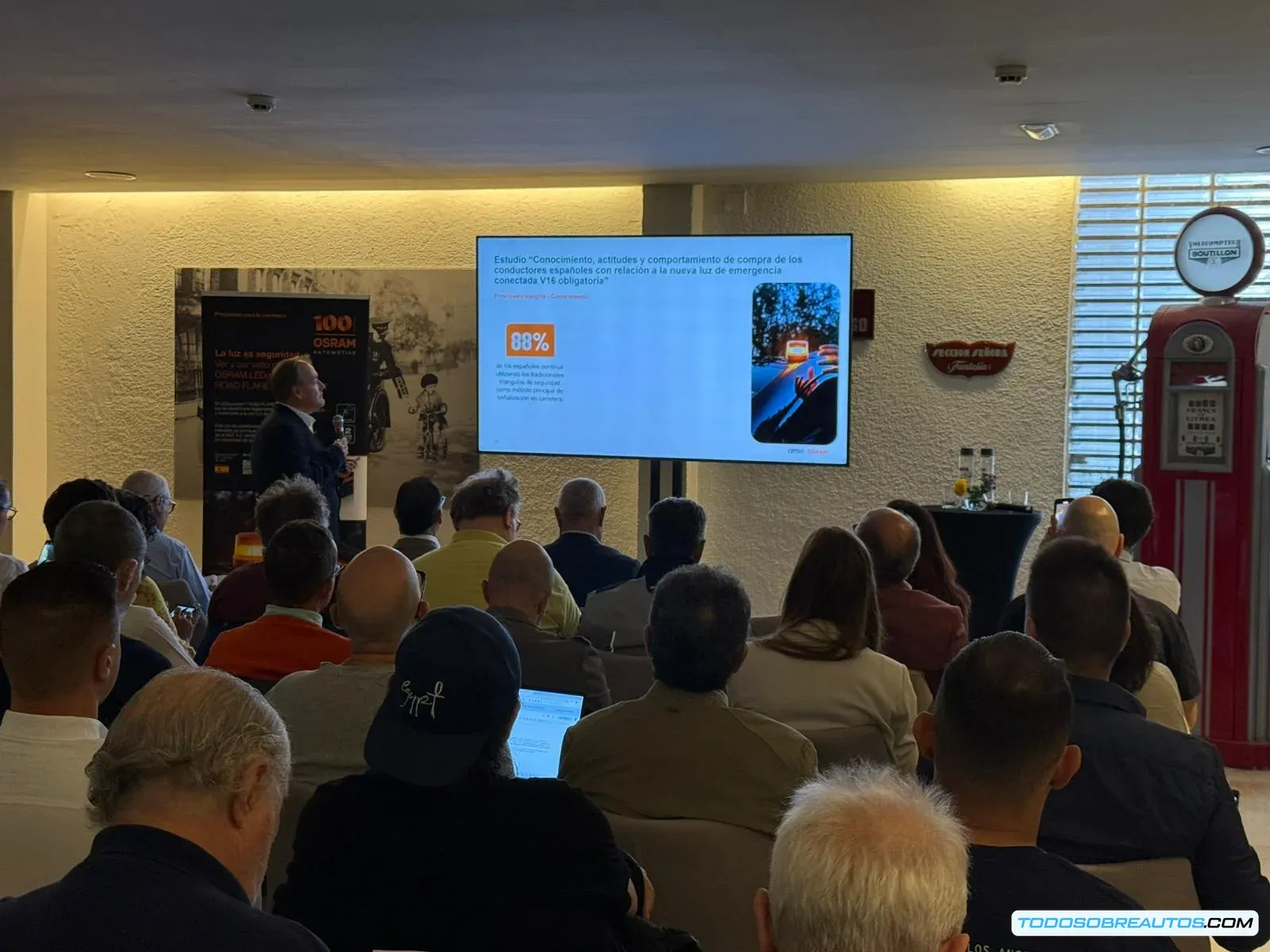 Vehículo detenido con la luz V16 colocada en el techo