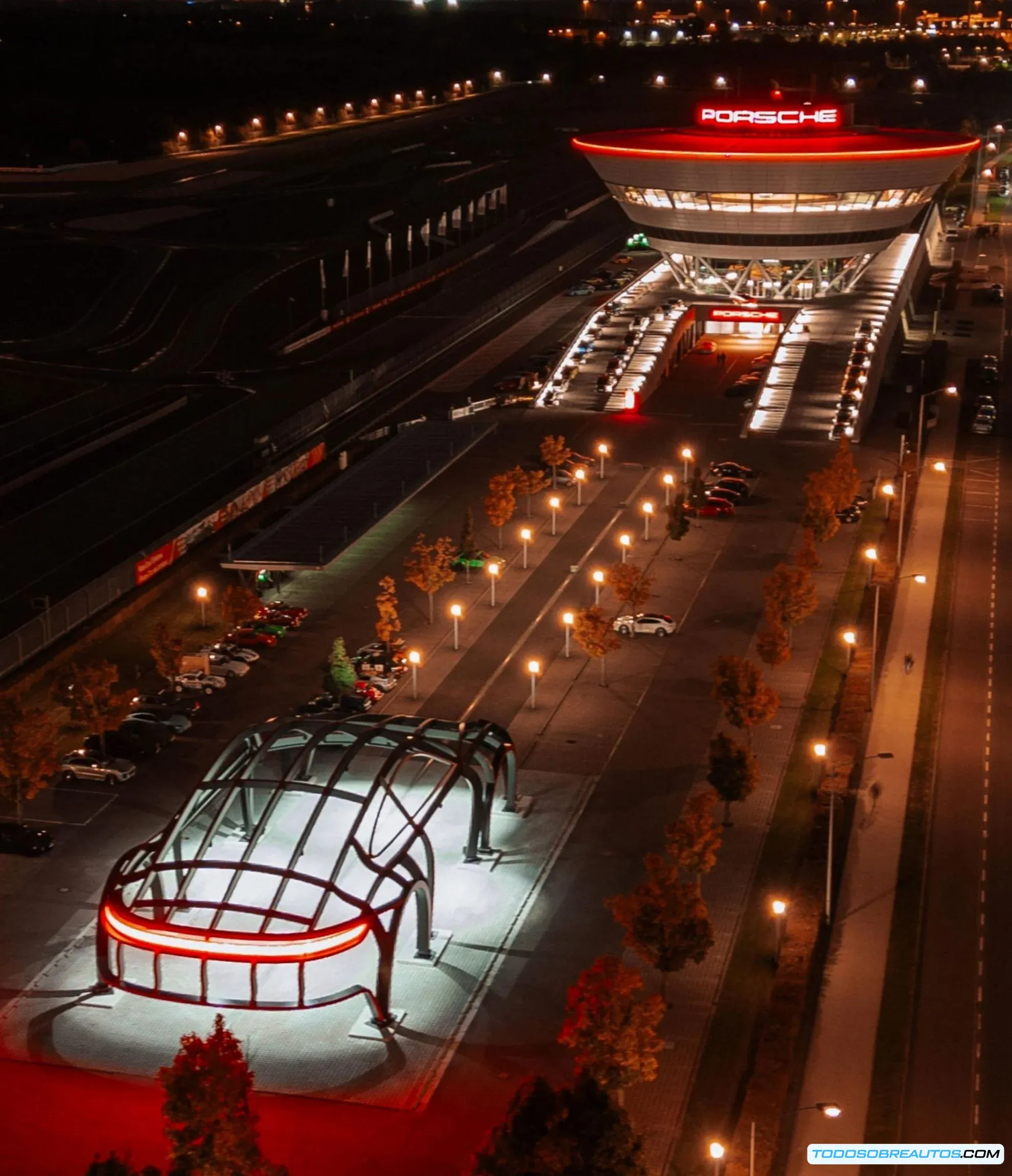 Otra vista de la escultura gigante de Porsche 911.