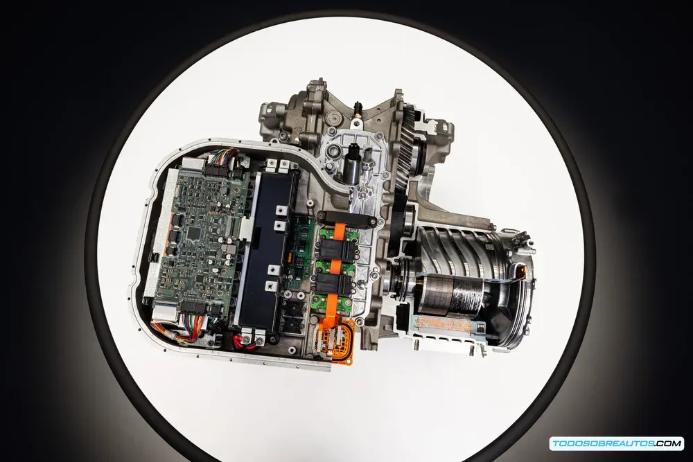 Interior del Ferrari Elettrica mostrando el diseño y la tecnología.