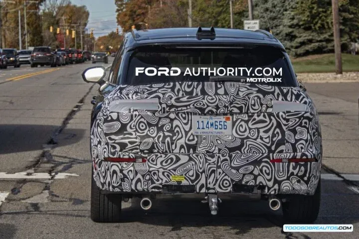 Vista trasera del prototipo del Lincoln Corsair 2027 mostrando la barra de luces.