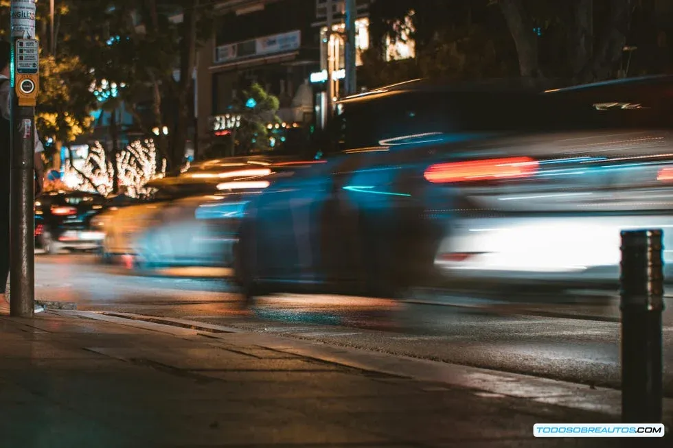 Imagen de un coche siendo subido a un camión de transporte.