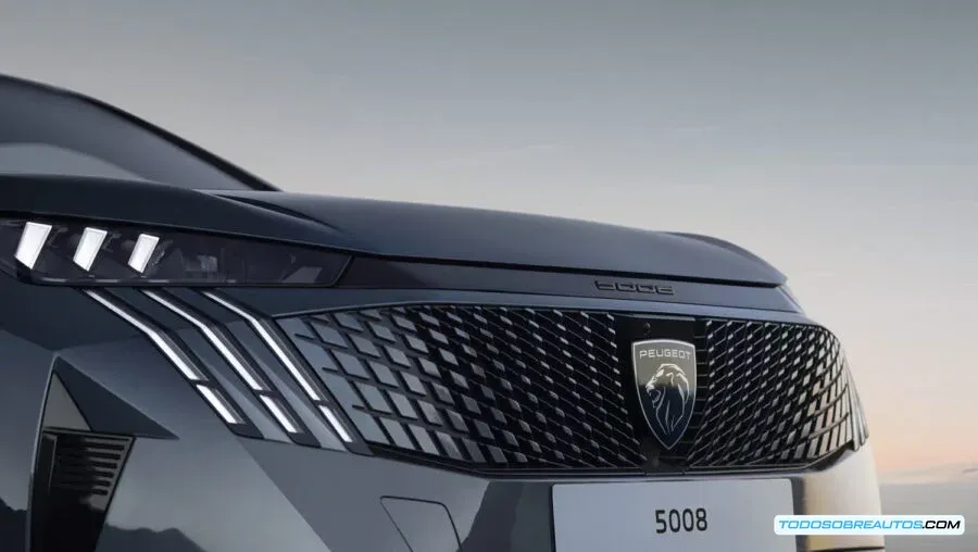 Detalle de la parrilla y faros Pixel LED del Peugeot 5008 2026