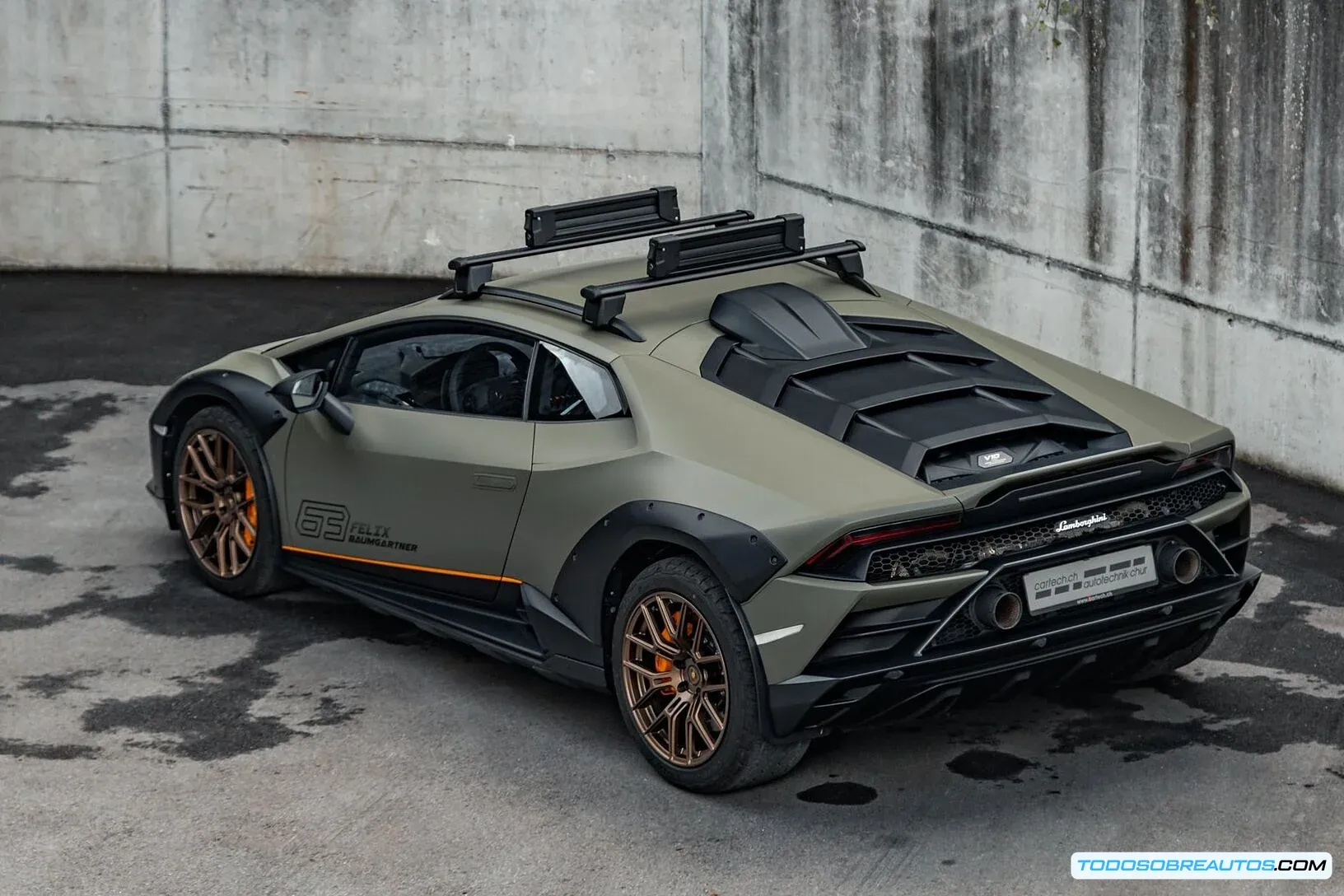 Vista lateral del Ferrari 812 GTS de Felix Baumgartner.