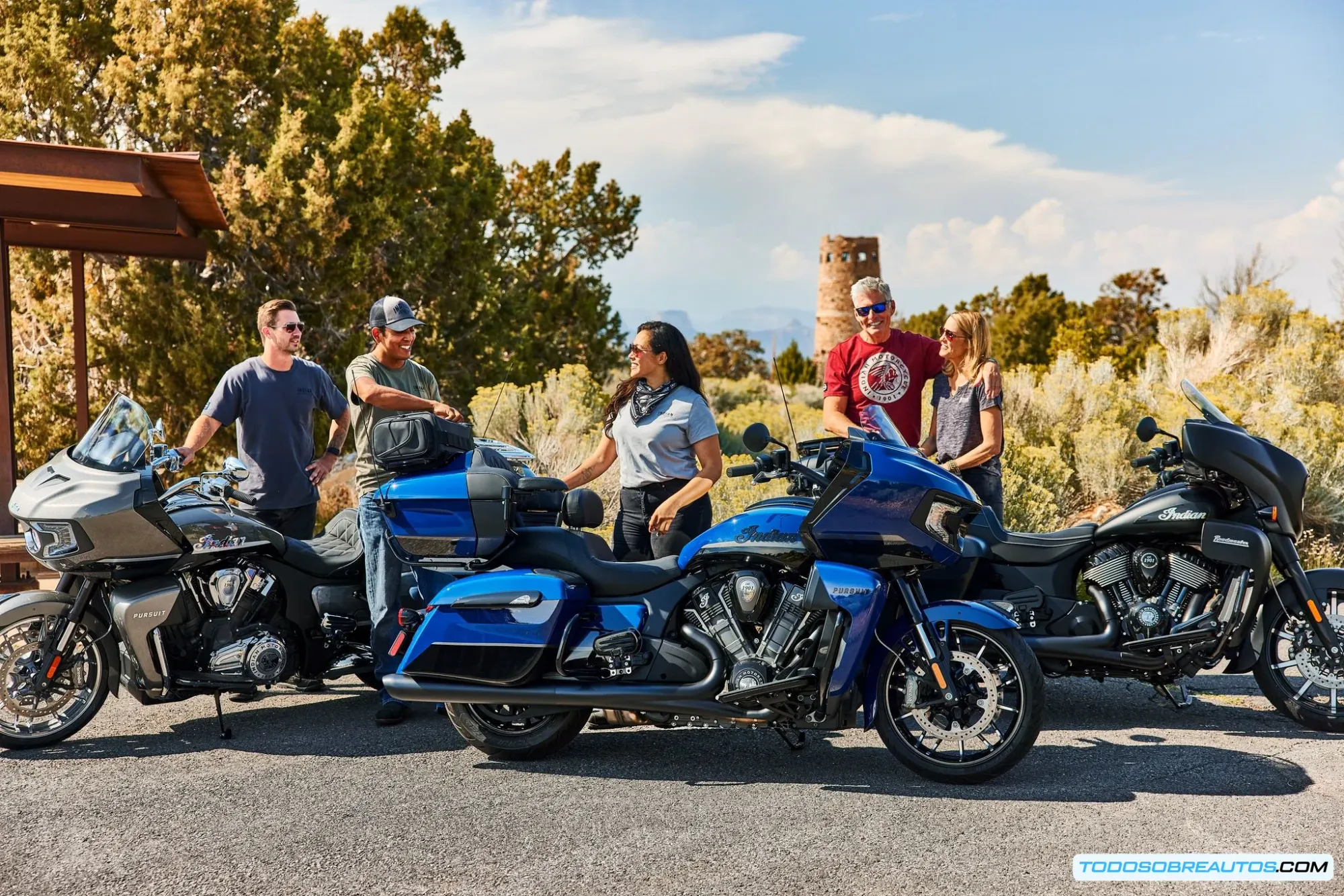 Motocicletas Indian y Harley-Davidson una al lado de la otra.