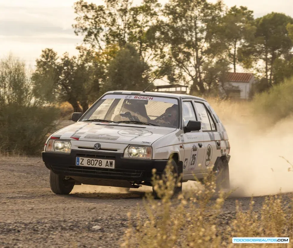 Detalles del Skoda Favorit preparado para el Spain Classic Raid
