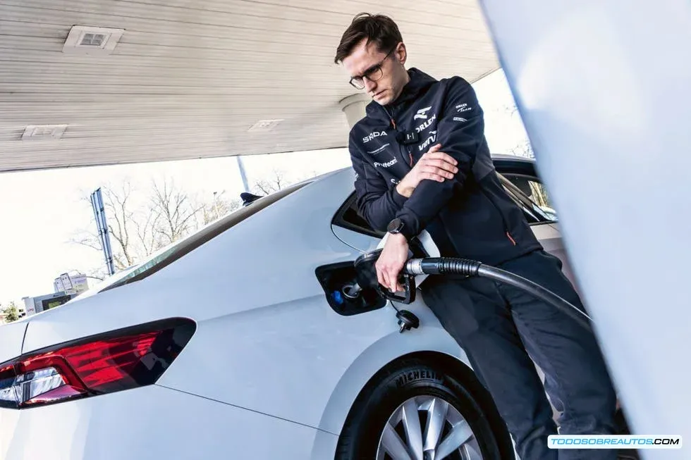 Miko Marczyk, piloto de rallyes, al volante del Skoda Superb.